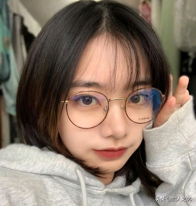 课本眯眯眼争议,小学课本眯眯眼的女孩