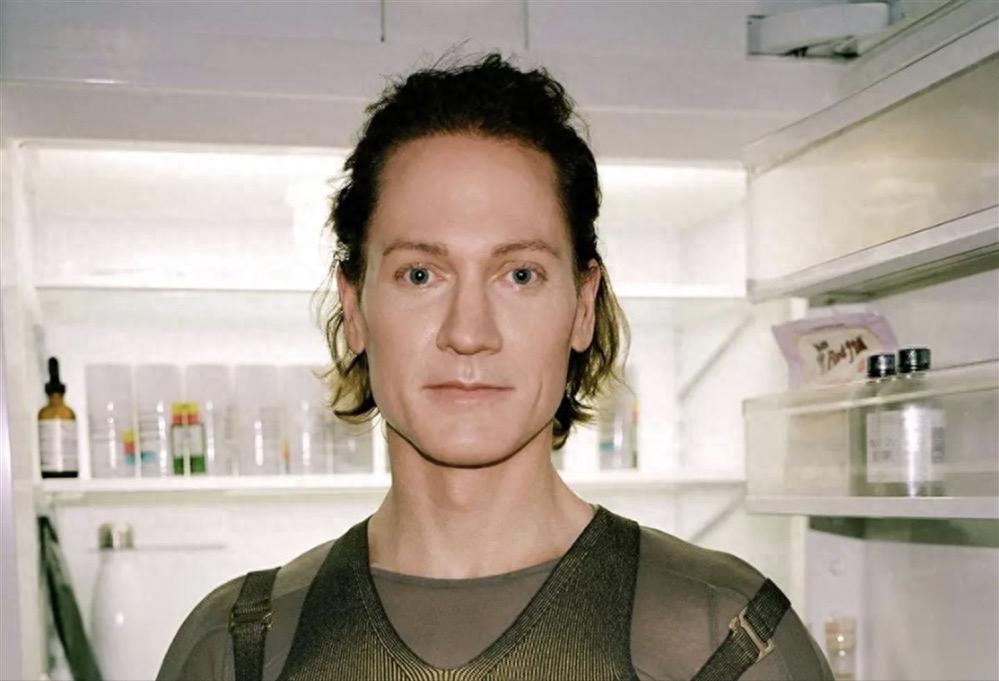 45岁亿万富翁与儿子换血,45岁亿万富豪重回18岁