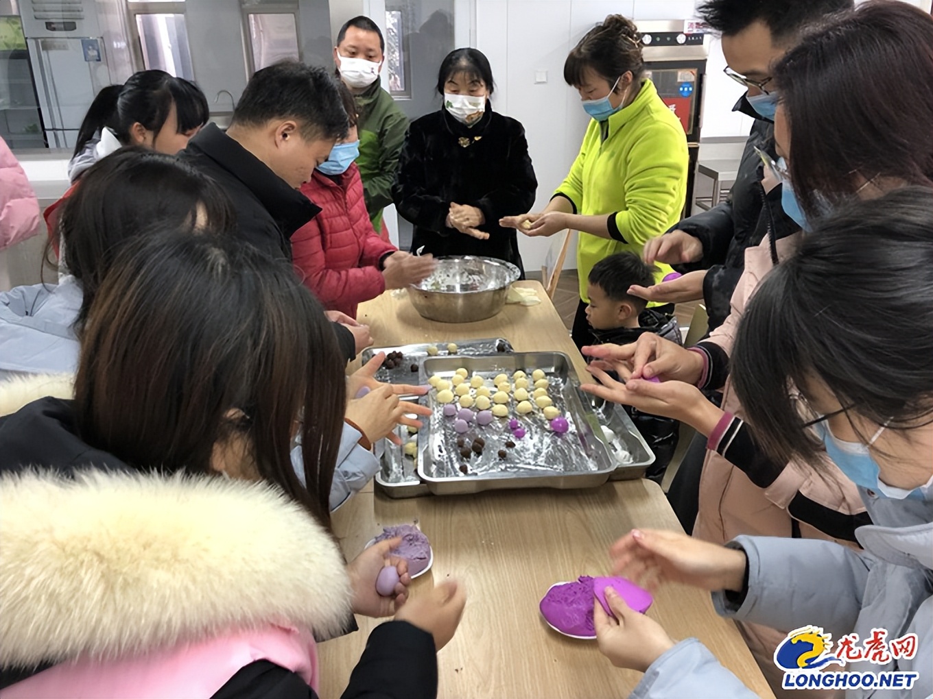 南京市江宁区吉山社区：“滚”元宵“包”汤圆三代同乐“吉味”年