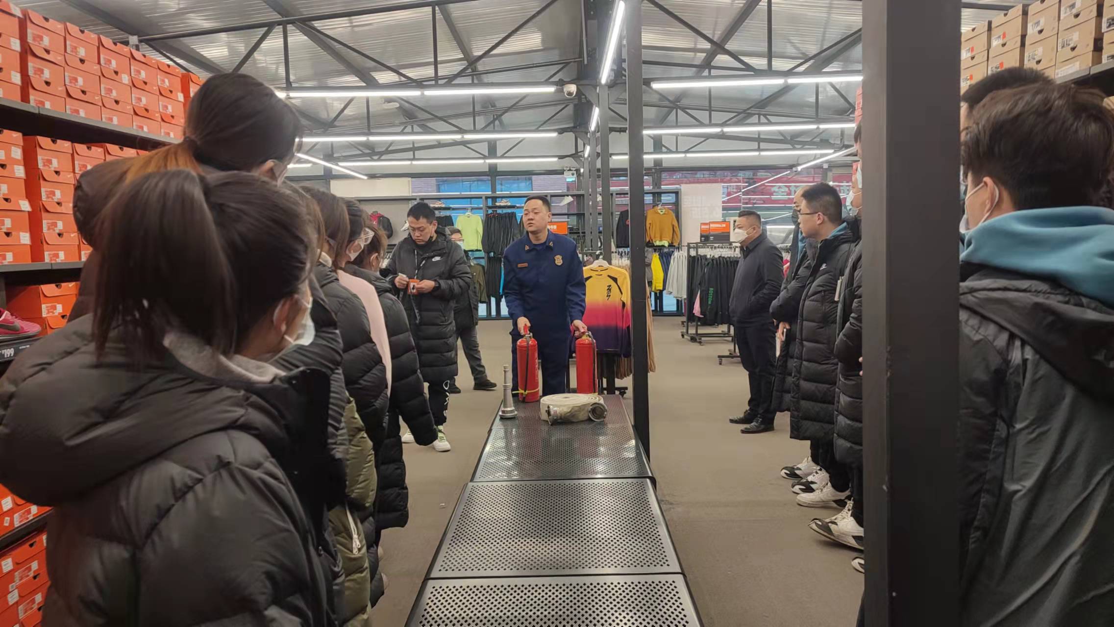 新店开业前，榆次奥莱耐克店20余工作人员对防火知识再巩固