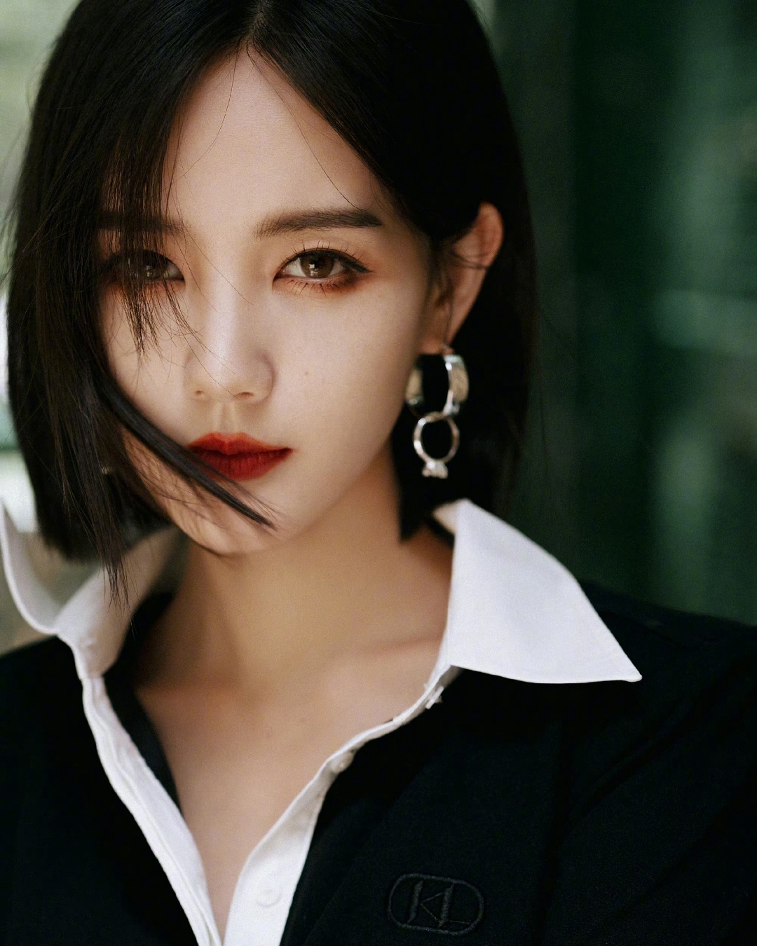 李一桐坐飞机脱鞋引争议,李一桐光脚坐飞机惹争议