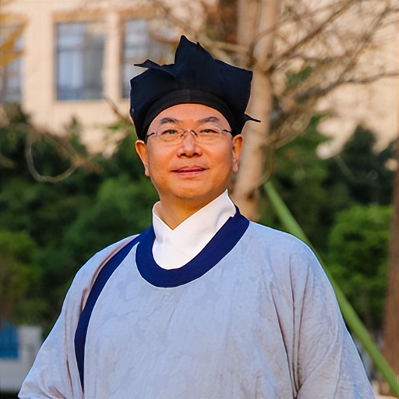 需要“硬气”的时代，如何消除“巨婴”？且听《新三字经》作答