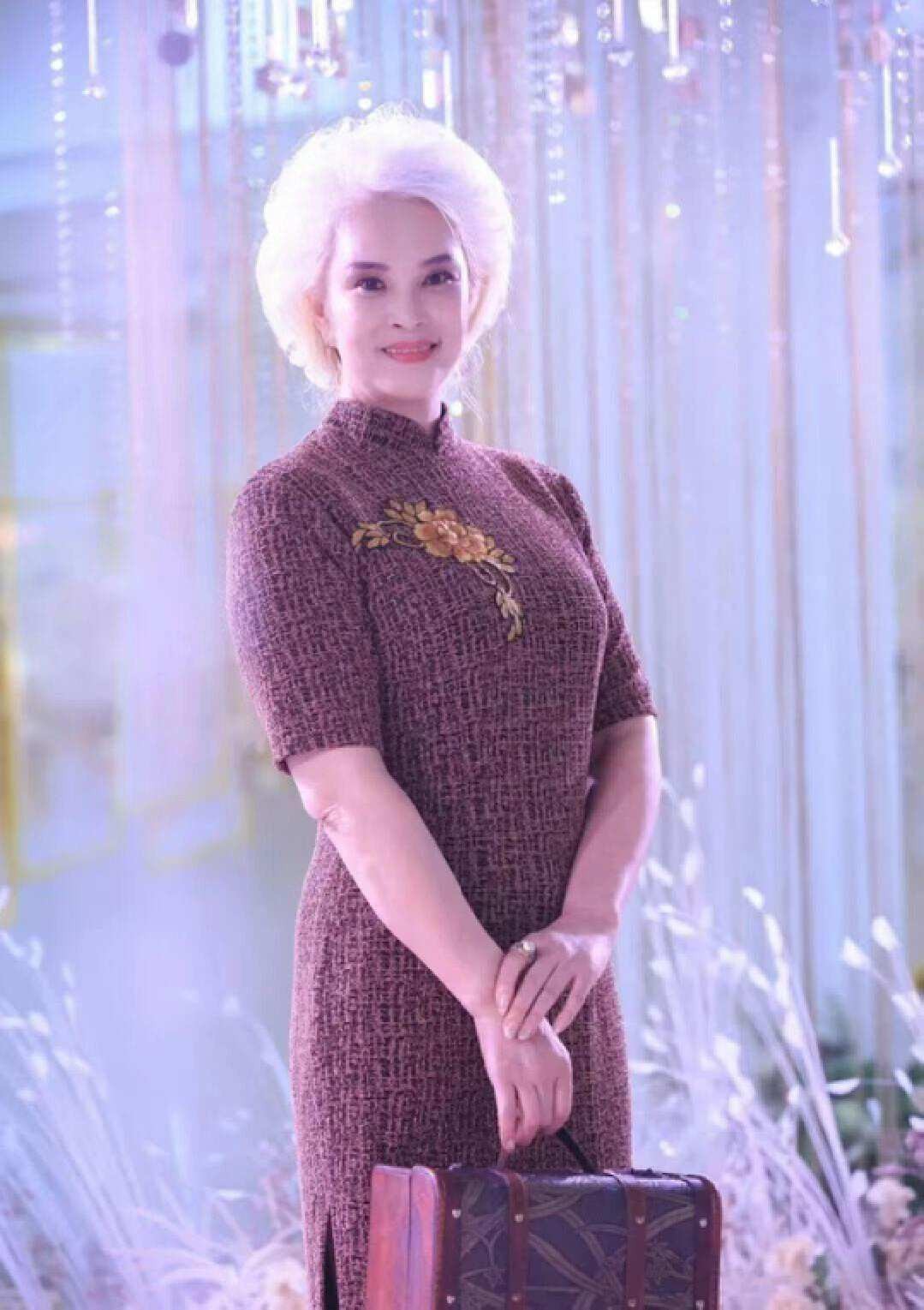 “励志大妈”于书：前夫出轨，两度瘫痪，一夜白头，如今惊艳众人