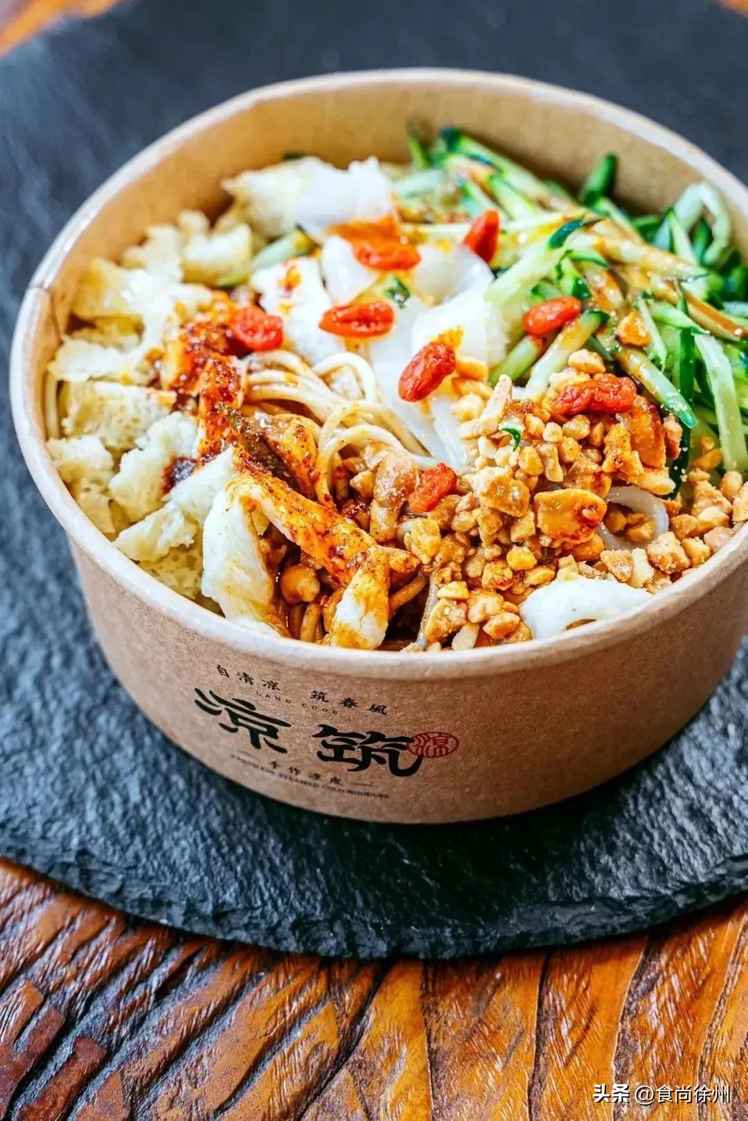 徐州这家传奇凉皮6岁了！看看这个男人给大家准备了什么礼物?