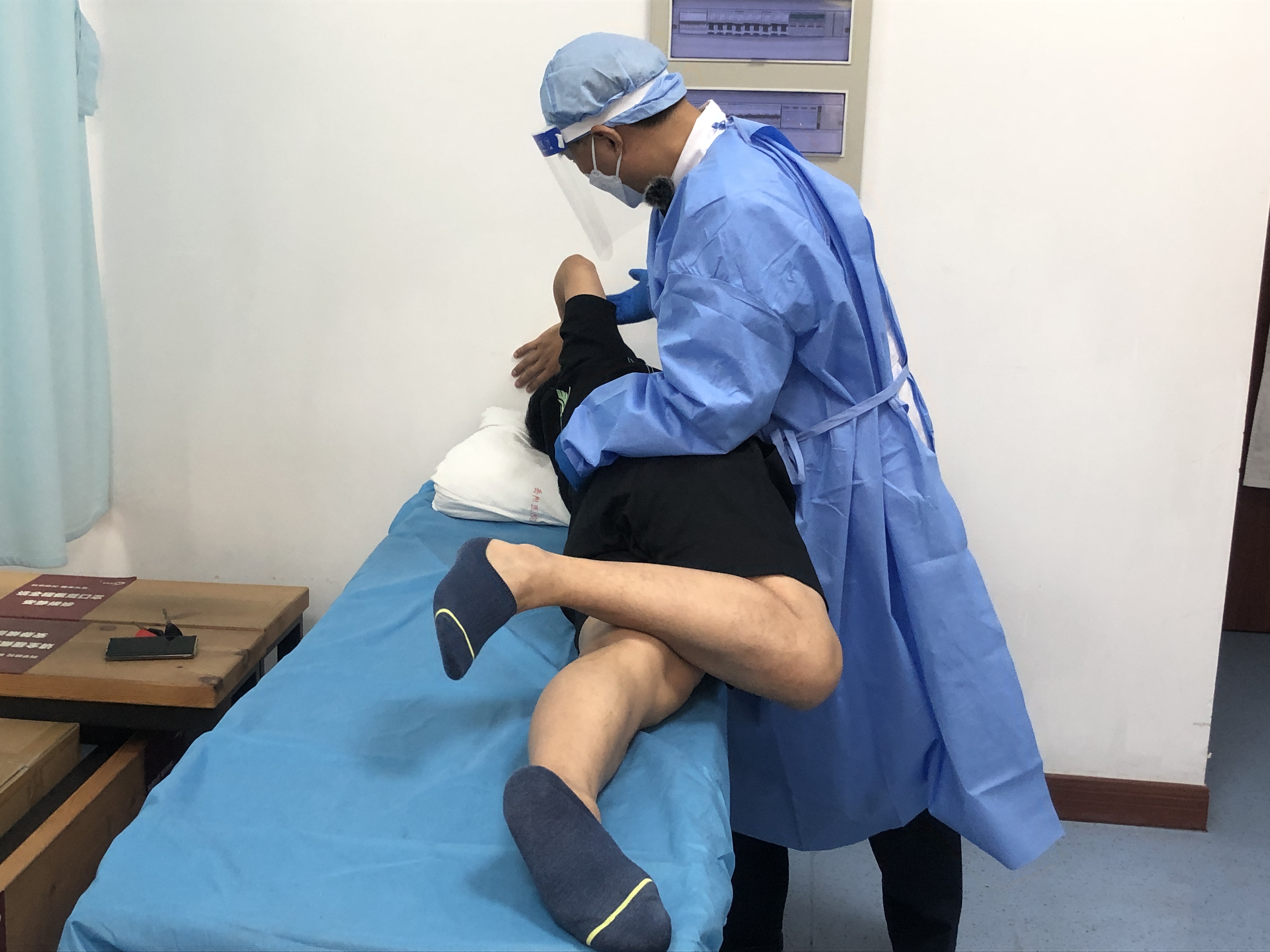 胸背肩胛骨痛是什么原因,肩胛骨和胸正中间疼痛是什么原因