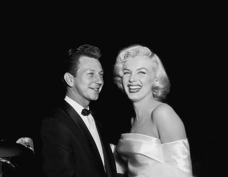 《娱乐世界》，以音乐舞蹈元素为特点，探索了娱乐业的表演