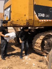 女孩子看起来外表美丽，其实裤袜已经掉到大腿根了！哈哈哈