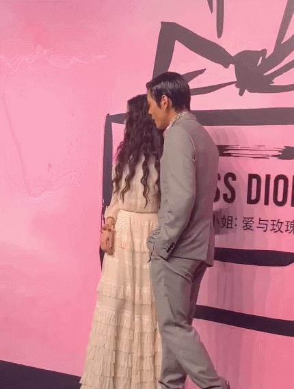 向佐郭碧婷最新消息和照片,向佐郭碧婷甜蜜依偎肤色差距明显