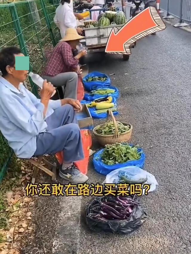 为让青菜有水分，卖菜的大妈用嘴巴给青菜喷水，太不讲究卫生了
