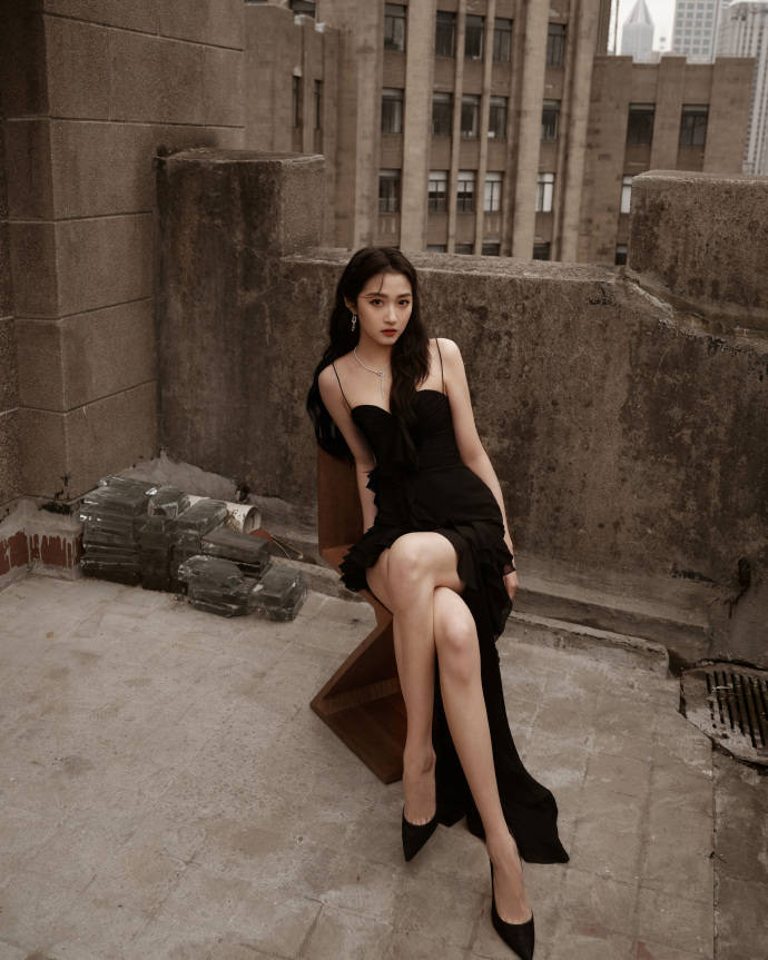 关晓彤分享海边跑步照，穿运动内衣身材性感，商家侵权赔其100万