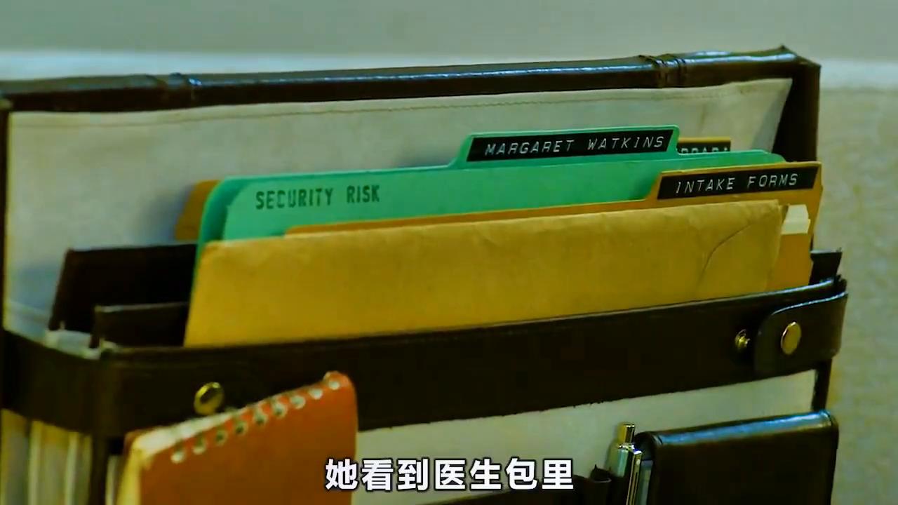 女子捏碎了一个鸡蛋,女人捏碎鸡蛋发现鸡蛋是空的