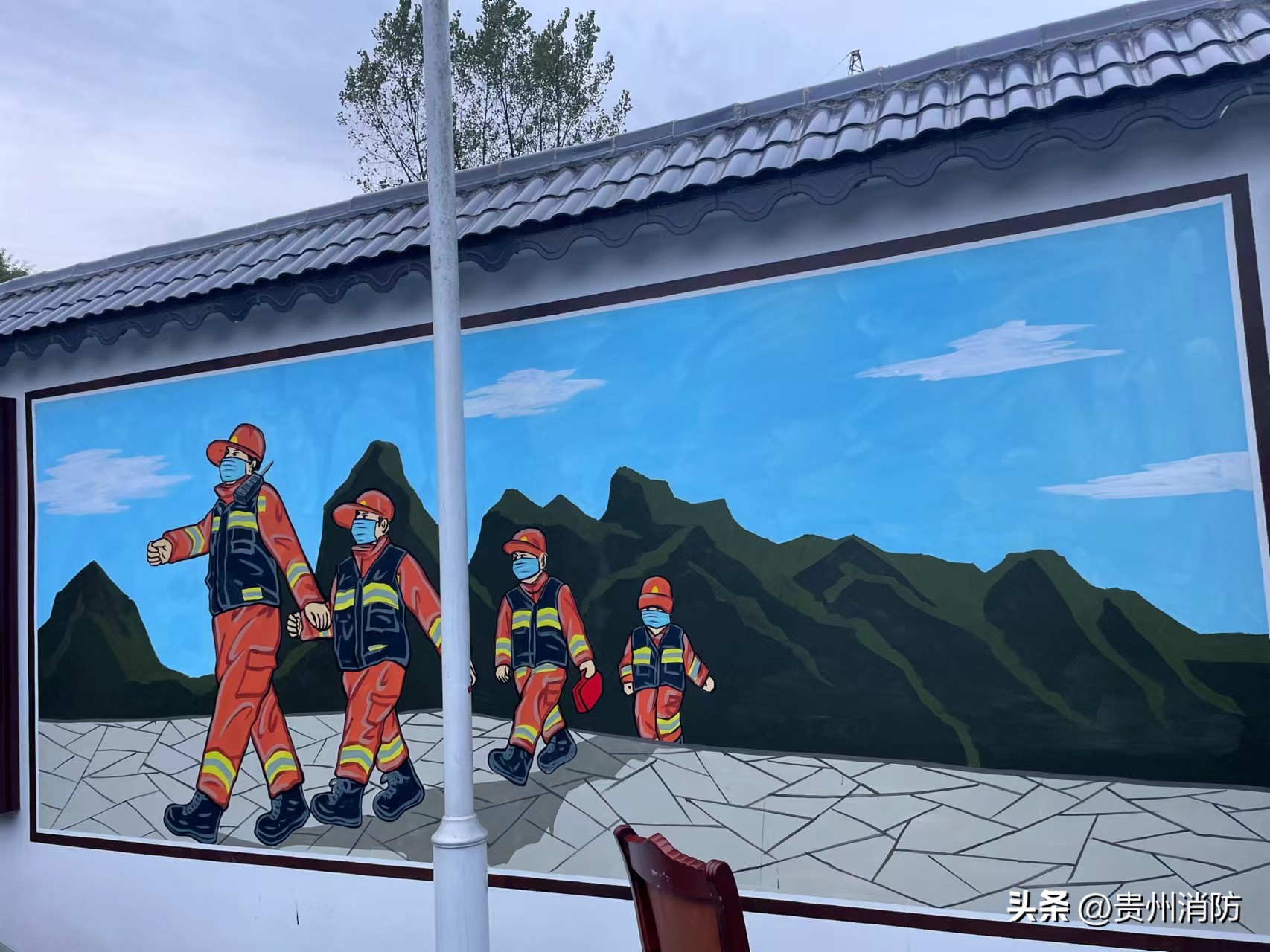 梵净山“火焰蓝”手绘营区“文化墙”，绘出“火焰蓝”新风采