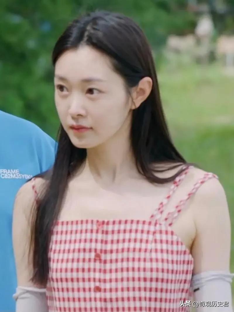 白敬亭宋轶扫楼拍照换玩偶,白敬亭穿外套抱宋轶