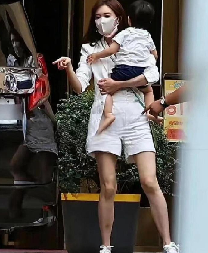 向佐郭碧婷儿子周岁宴,向佐与郭碧婷甜蜜合照