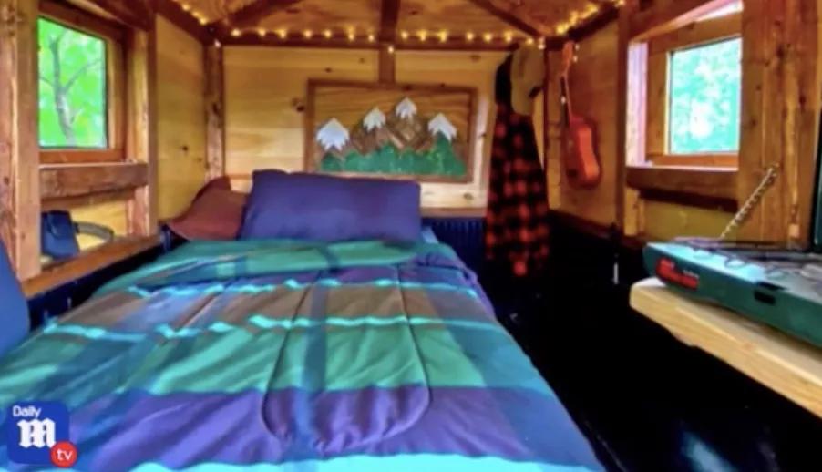 外国妹纸想用一个小发卡，跟别人换一栋房子，最后居然成功了