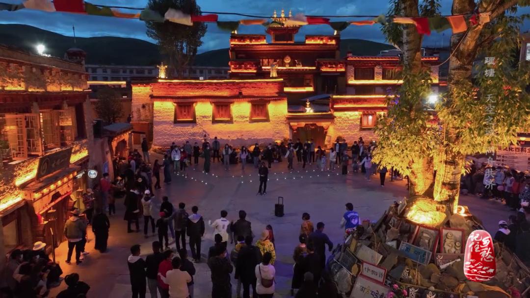 理塘山上的天空之城字样,川西天空之城理塘