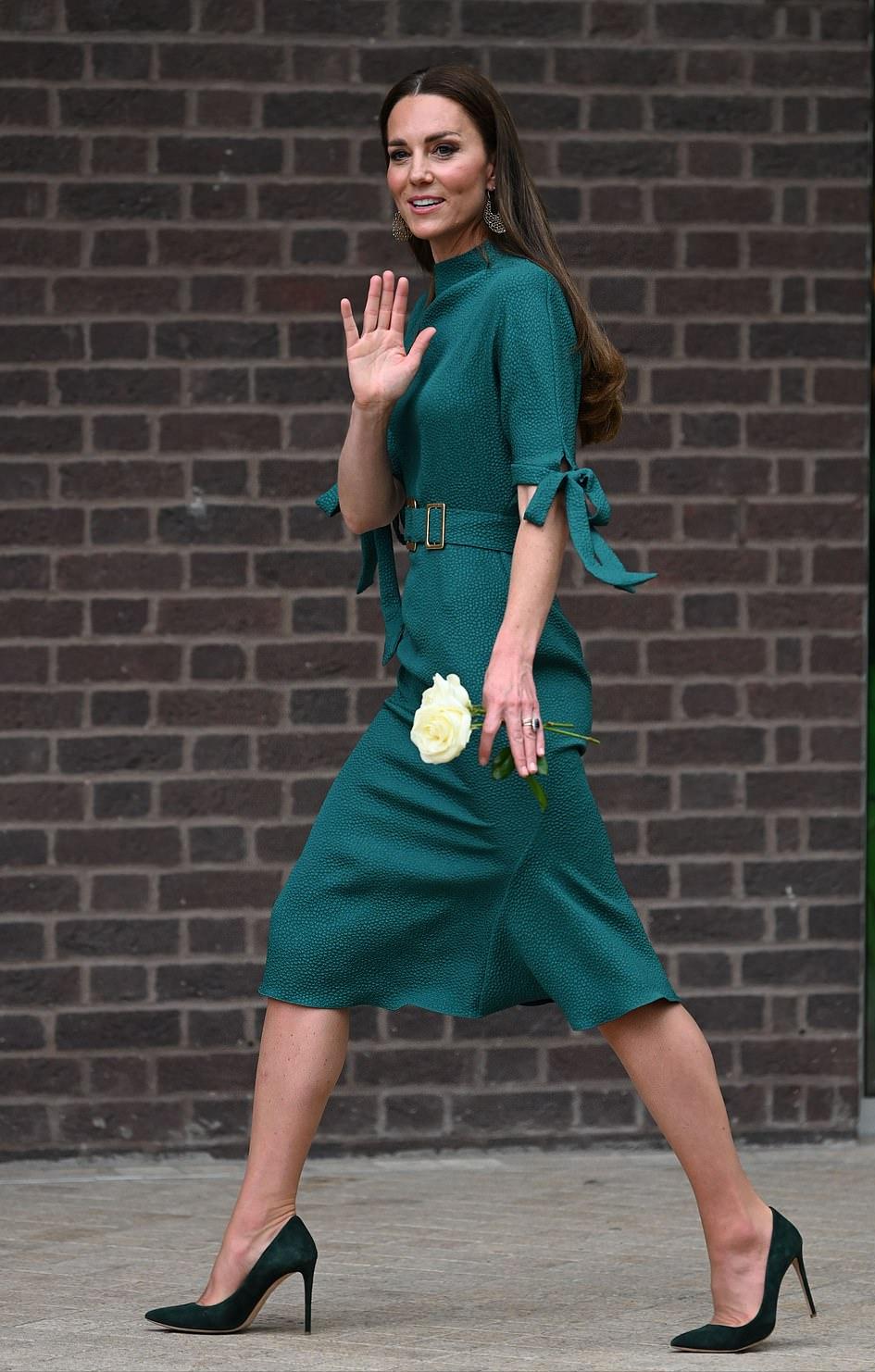 凯特终于发力了！穿6千多的绿裙亮相换风格，可惜输给梅根的战袍