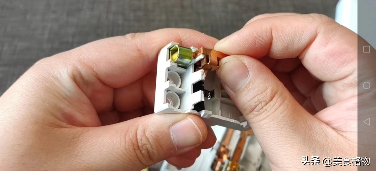 墙上插座松动处理小视频,插座松动怎么防止脱落