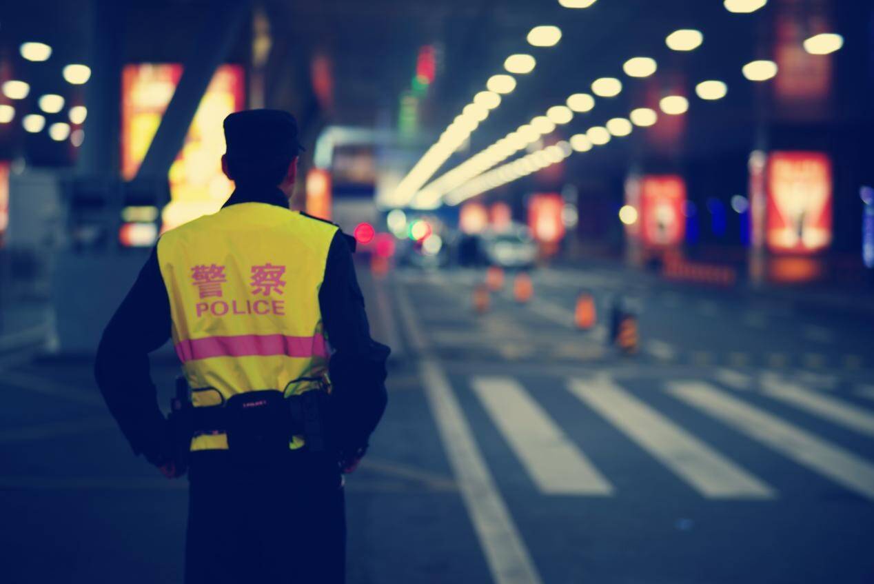 警灯闪烁护民安,我在岗位上平安我守护