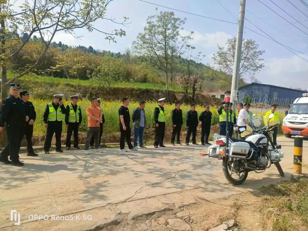户政窗口周末开辟“学生*证办**”专场【三分钟速览成县公安动态】