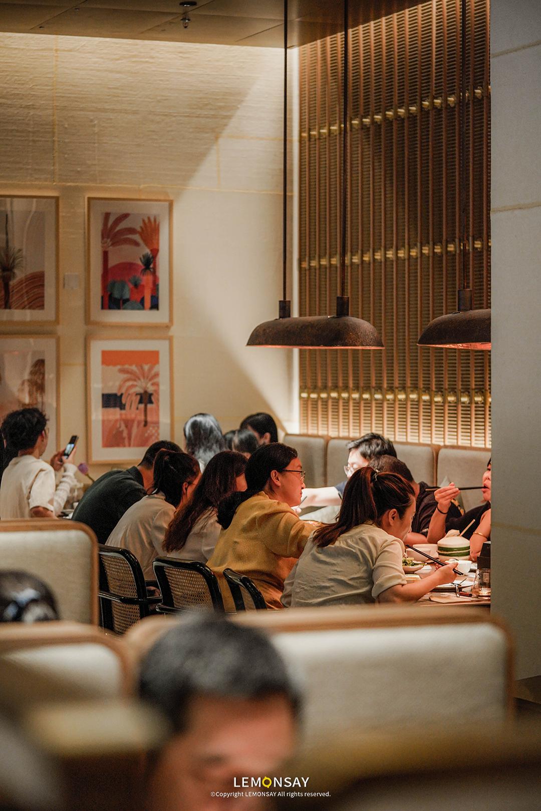 这店，想找个位置坐，比登天还难