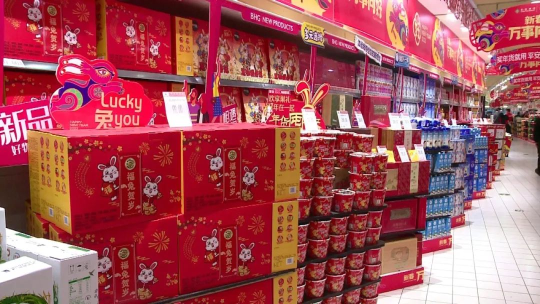 春节将至年味浓年货市场购销两旺,新春走基层消费热情高监管不停歇