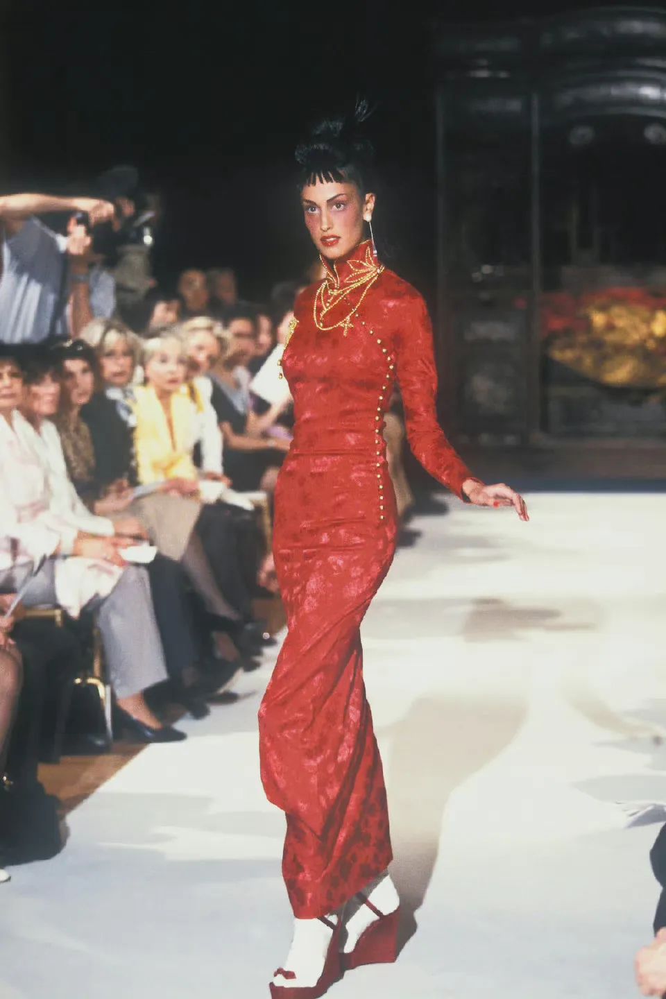 赵露思穿上廉价中国风礼服，俗成了18线网红