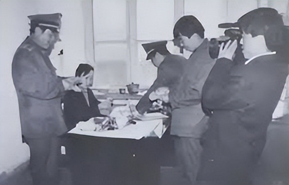 四川一局长家中被盗,神秘铁盒揭露其隐藏33年的秘密