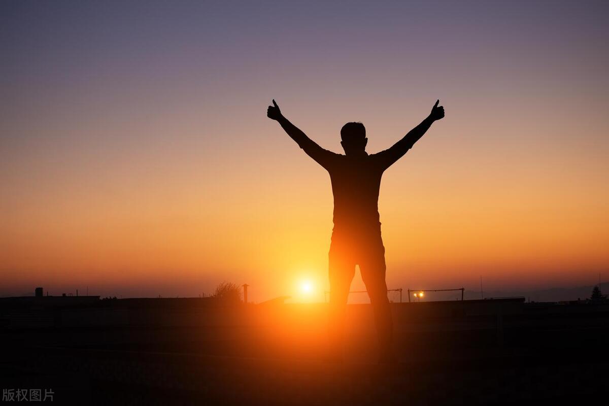 要知道没钱时的卑微和无助,没钱的日子要学会沉默