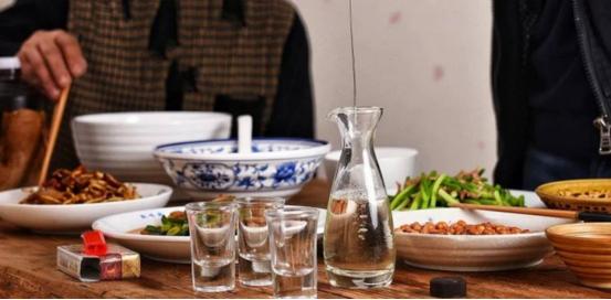 一喝就脸红的人千万别劝酒,喝酒越喝越糊涂的人