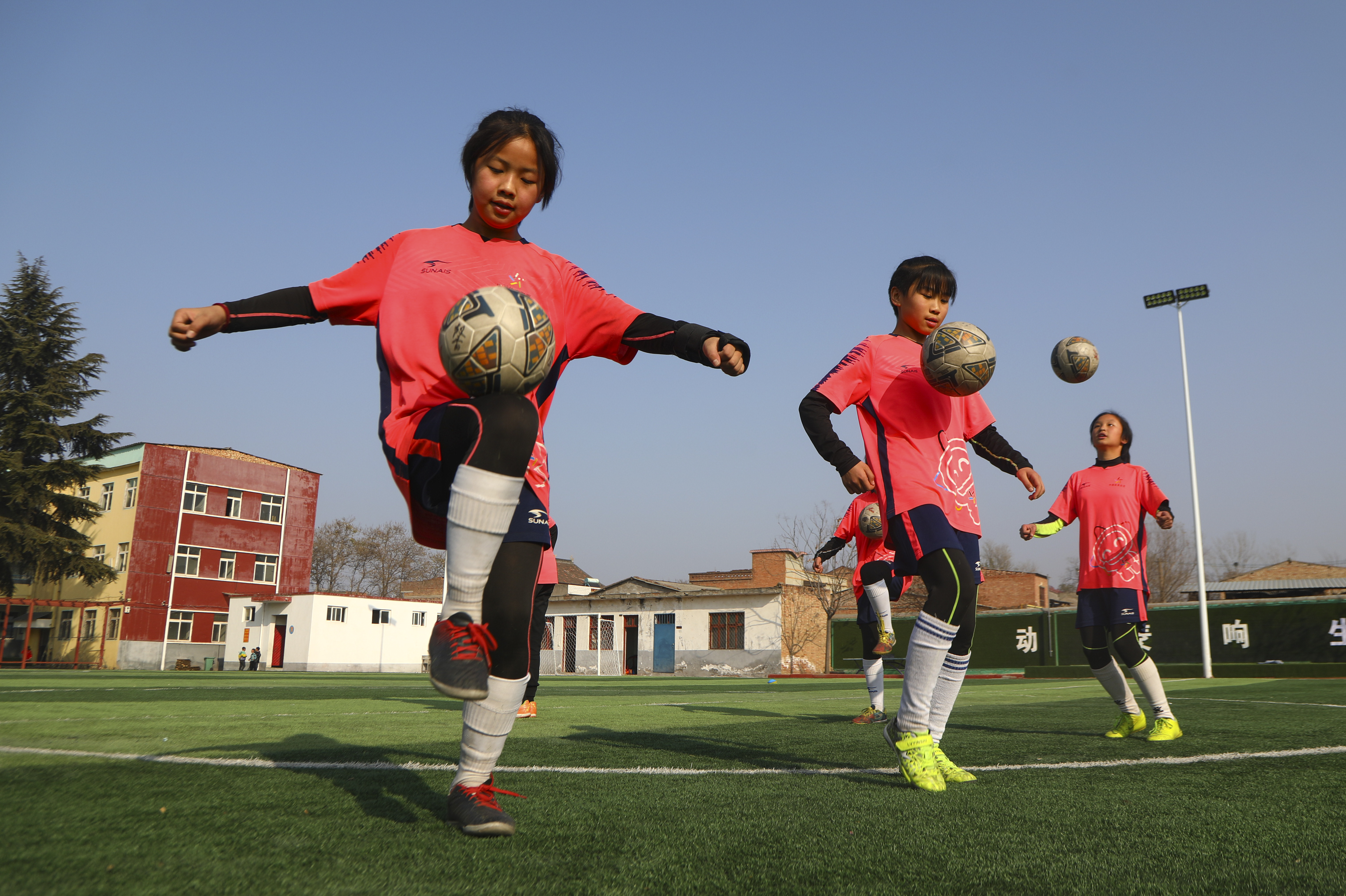 山村女孩的足球梦想