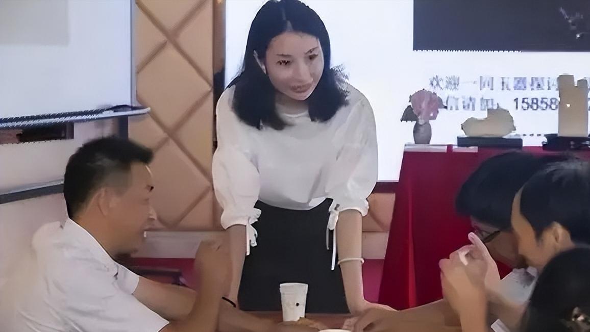 一顿饭花掉一百万完整版,一顿饭把百亿富婆骗到手