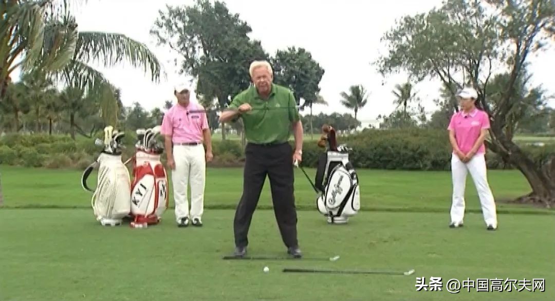 挥杆过程中下半身的正确打开方式,整个挥杆过程都要保持握杆的力度