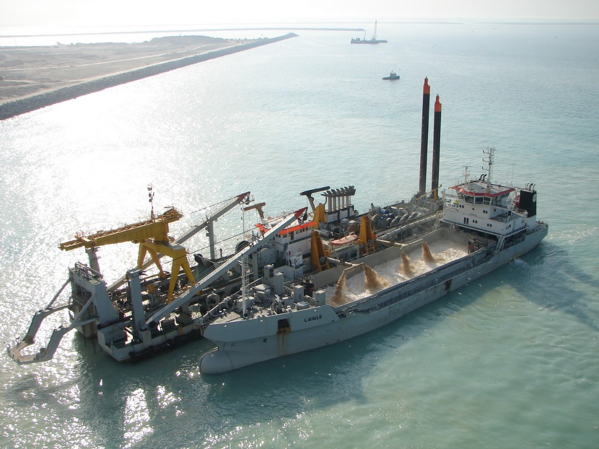昔日4吨黄金换不来一艘挖泥船，如今中国自研成功，对外只租不卖