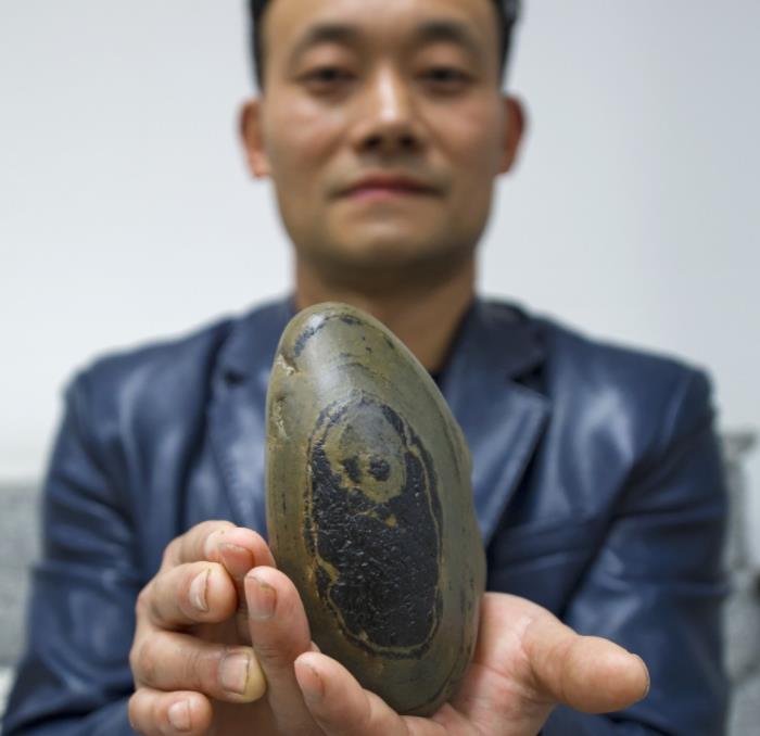 2017年男子捡一“熊猫奇石”,价值百万以上的熊猫奇石