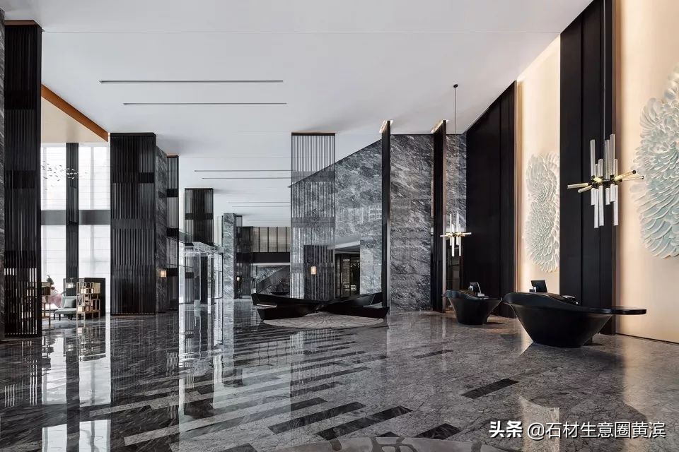 防止石材地面空鼓应采取哪些措施,大楼外墙下地面洒水石材空鼓塌陷