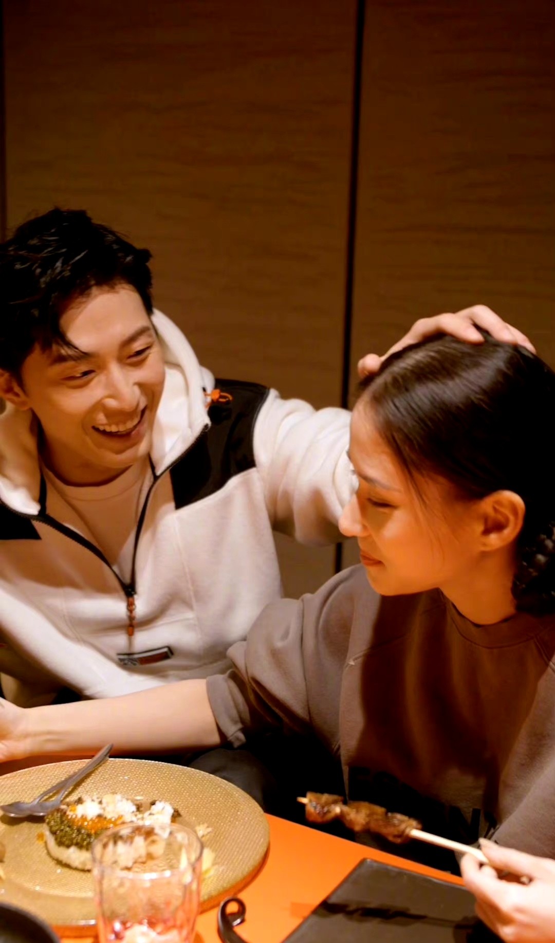 何超莲婚礼誓词曝光，感谢窦骁对自己的无限包容，要生一支足球队