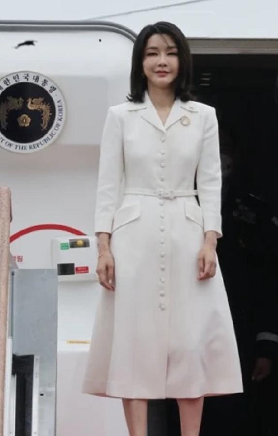 被51岁韩国夫人惊艳到，穿着简约大气，科技脸也难掩优雅气质