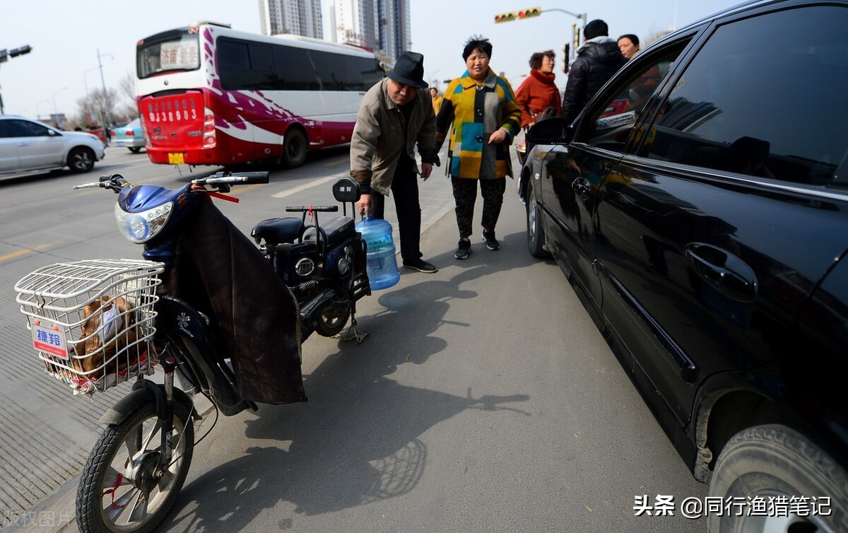 老大爷：谁没收我鱼竿，我让谁加倍送回来，网友：耍赖