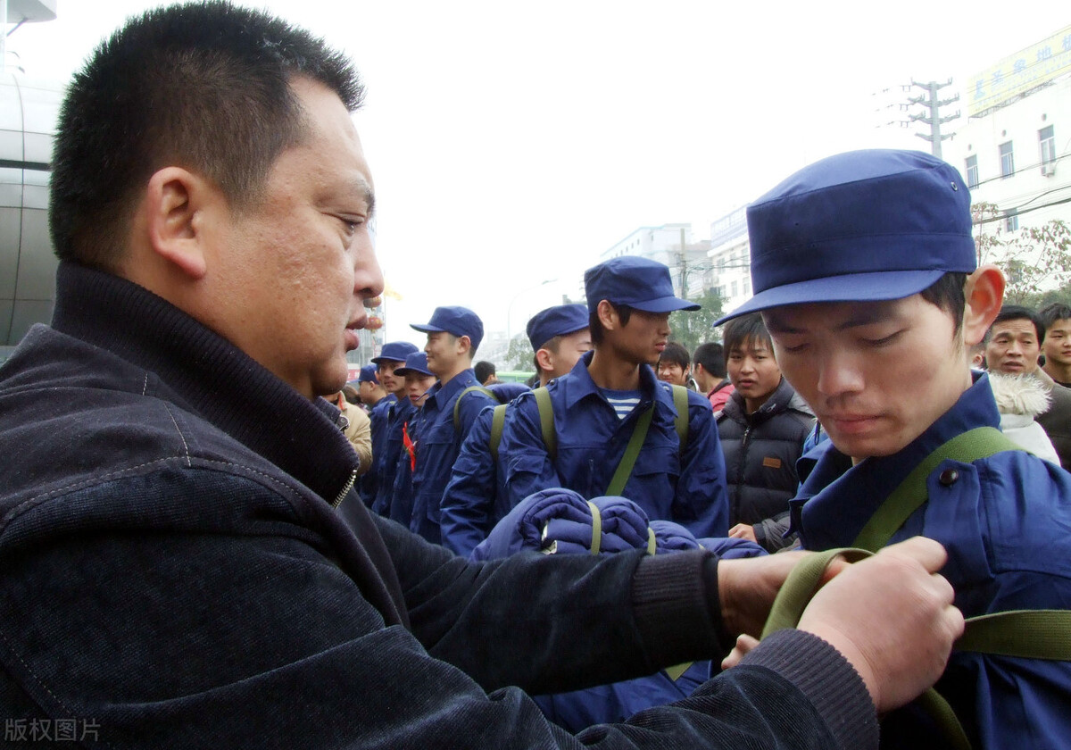 大学入伍在部队考军校用什么条件,大学生要当兵应提前准备什么