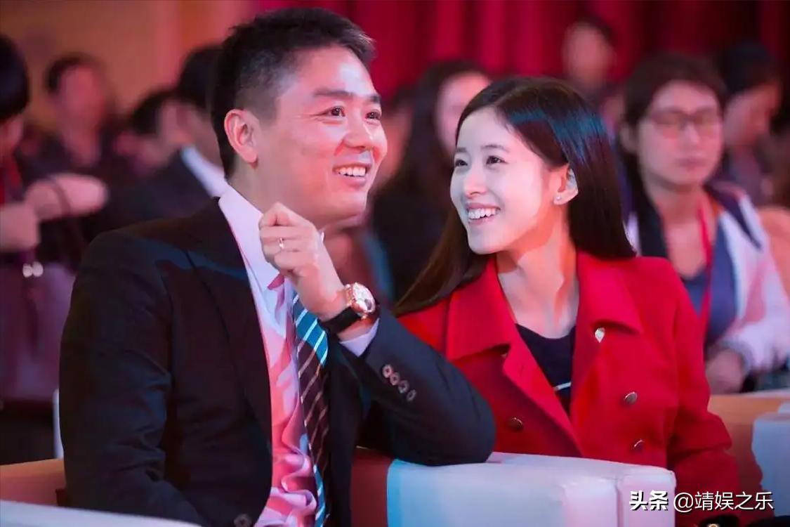 刘强东章泽天同框出席活动,章泽天在刘强东事件前后穿着变化