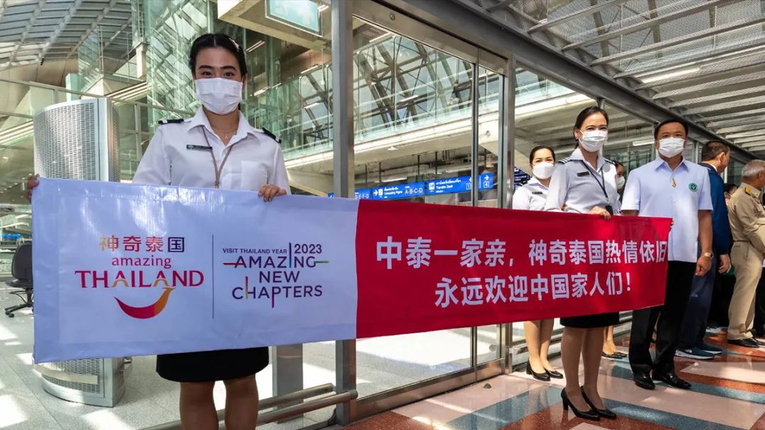 中国人入境脖子挂黄牌、军方押小黑屋，自费6300！中国的反击来了