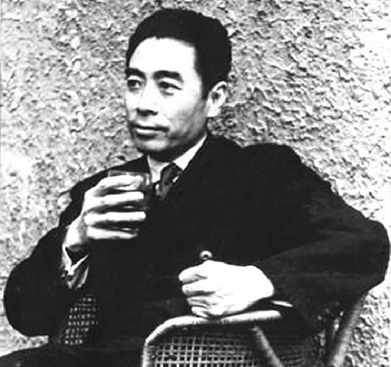 与周总理假扮“革命夫妻”，1976年得知总理去世，她哭晕在大堂