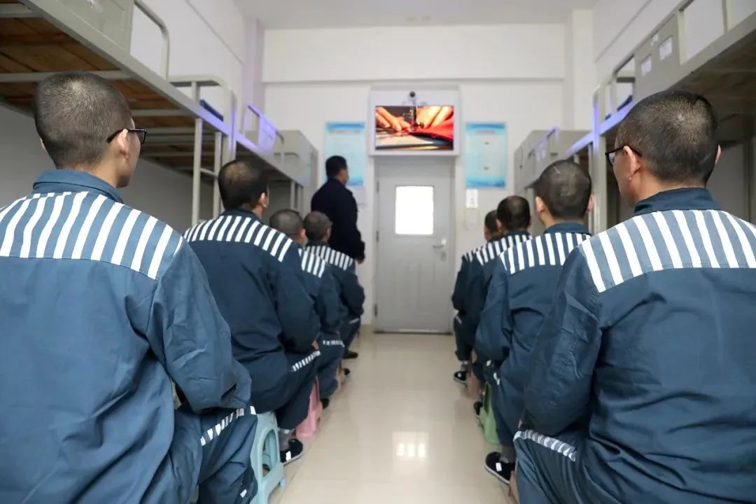 监狱服刑人员冬天有厚衣服吗,监狱里犯人穿自己的衣服吗