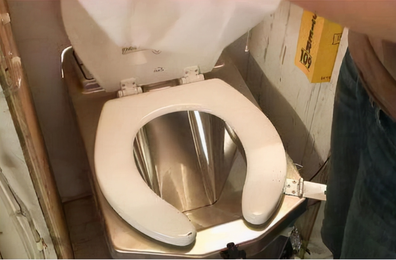 美国马桶前面有个缺口,美国的马桶为什么会设计一个缺口