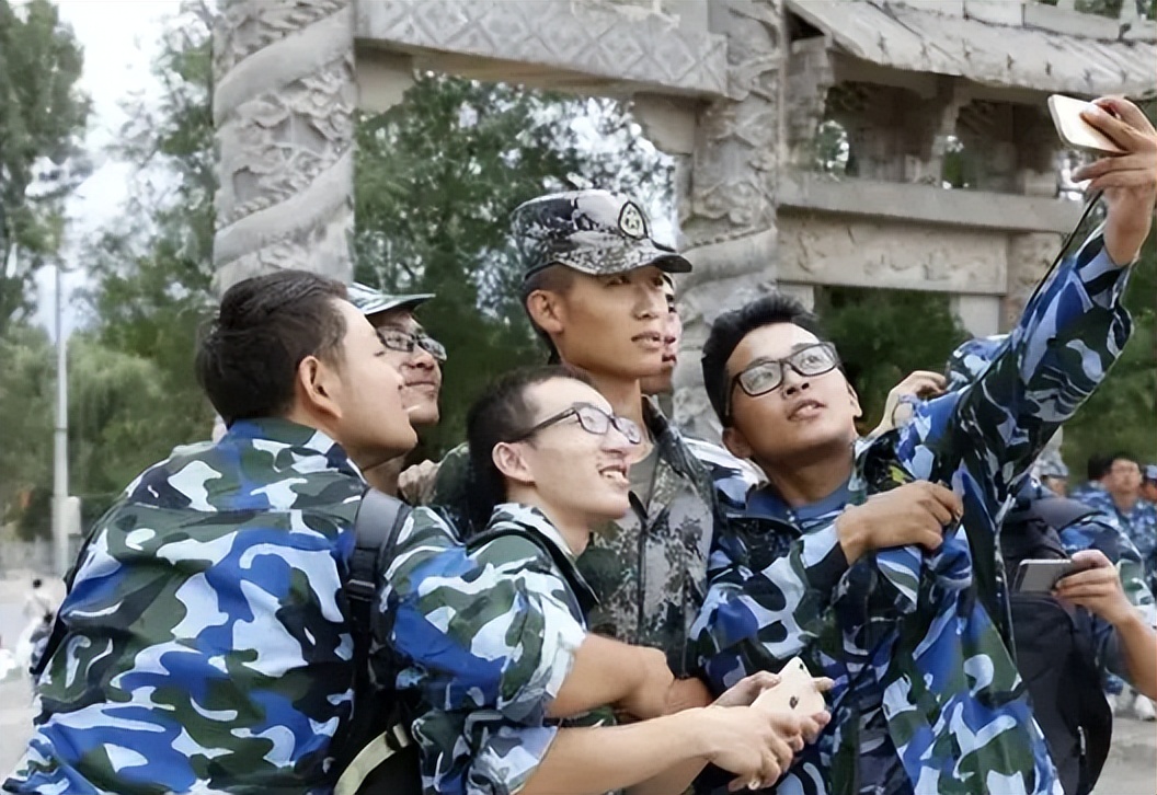 军训时教官逼学员喝烟灰水后续,校园回应教官逼学校喝烟灰水