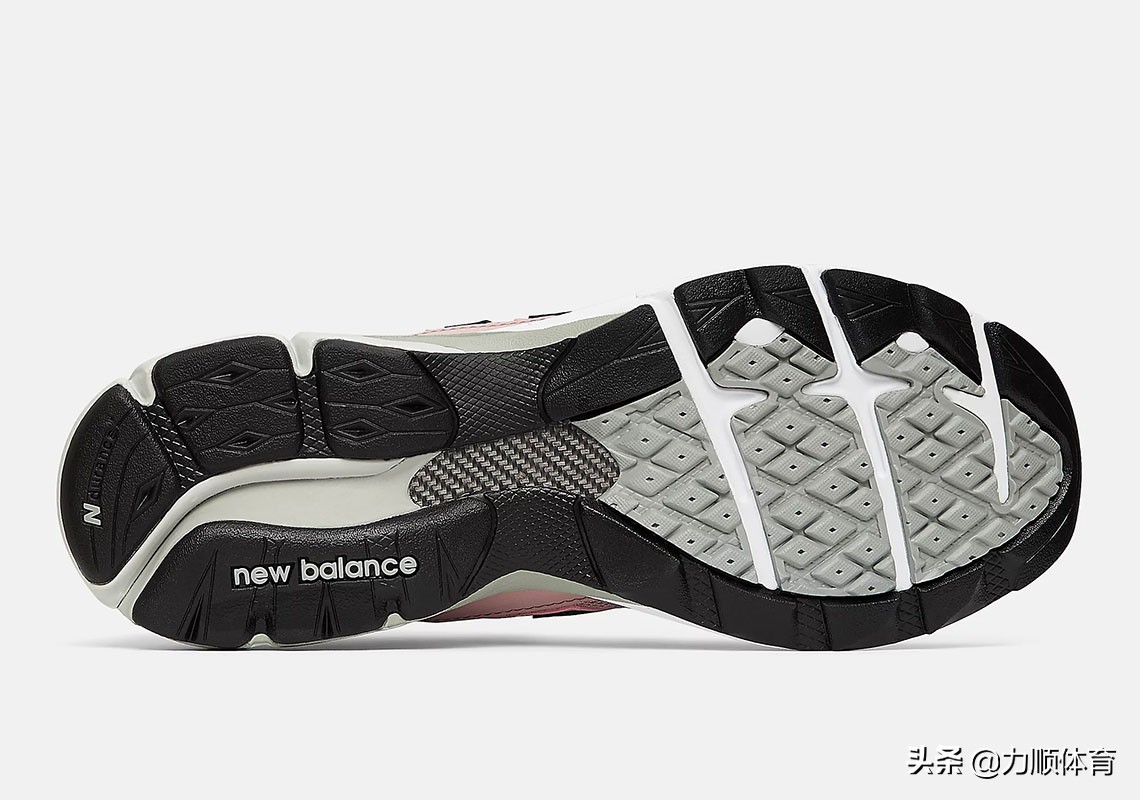 柔和的粉红色绒面革出现在这款春季就绪的NewBalance920上