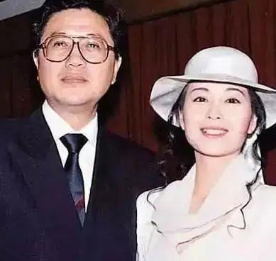 她自曝“不满足自己的欲望”，愿意做有钱人的*妇情**，却没有被封杀