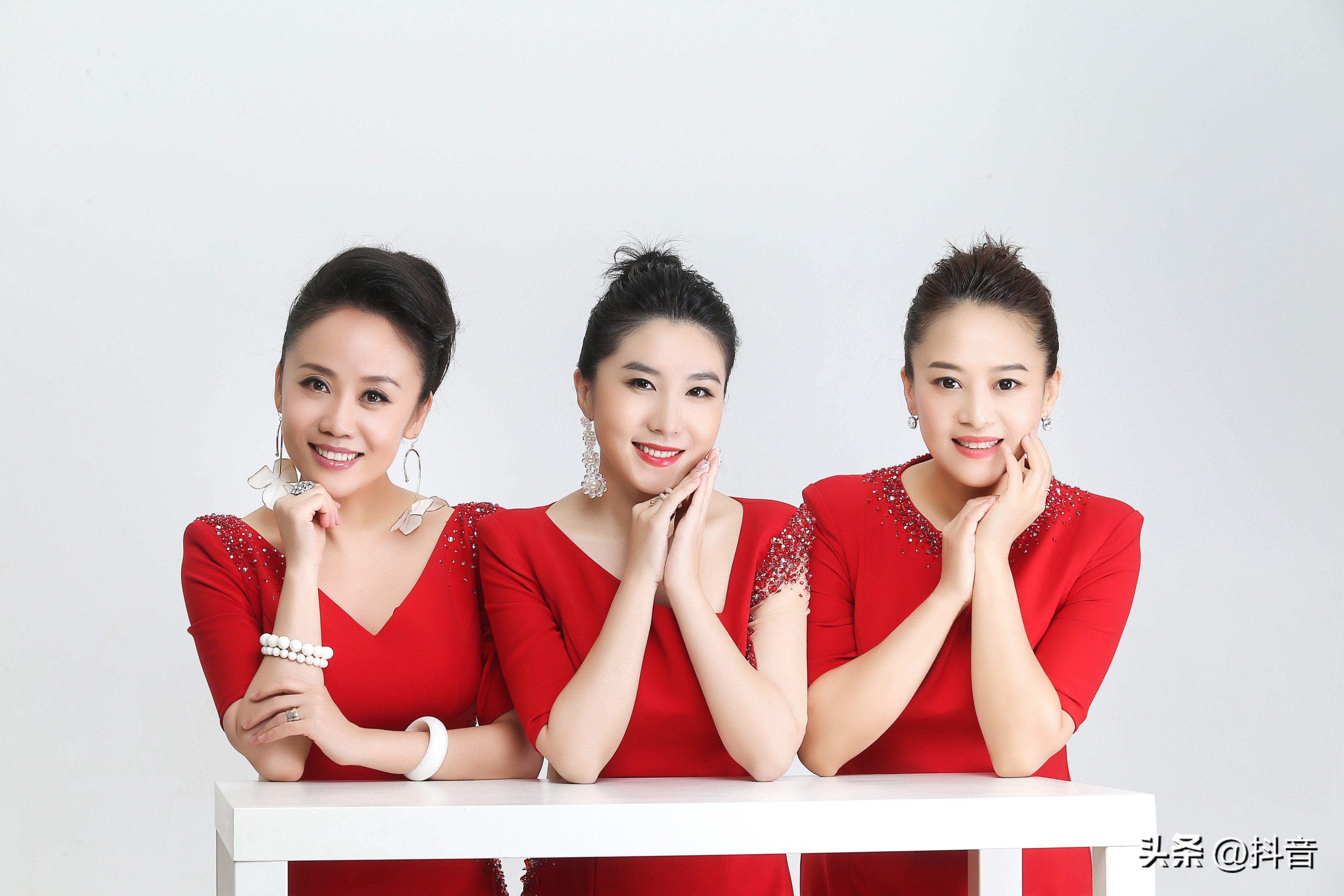 三年前抖音火的唱歌组合,曾经在抖音火爆一时的唱歌的组合