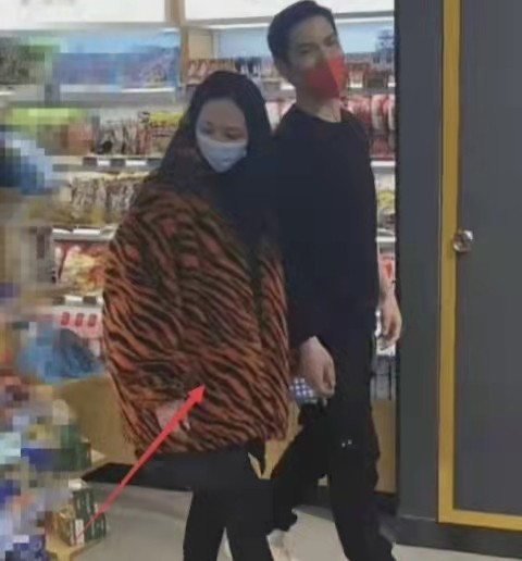 向佐郭碧婷恋爱前出席活动,郭碧婷向佐甜蜜牵手疑似恋情曝光